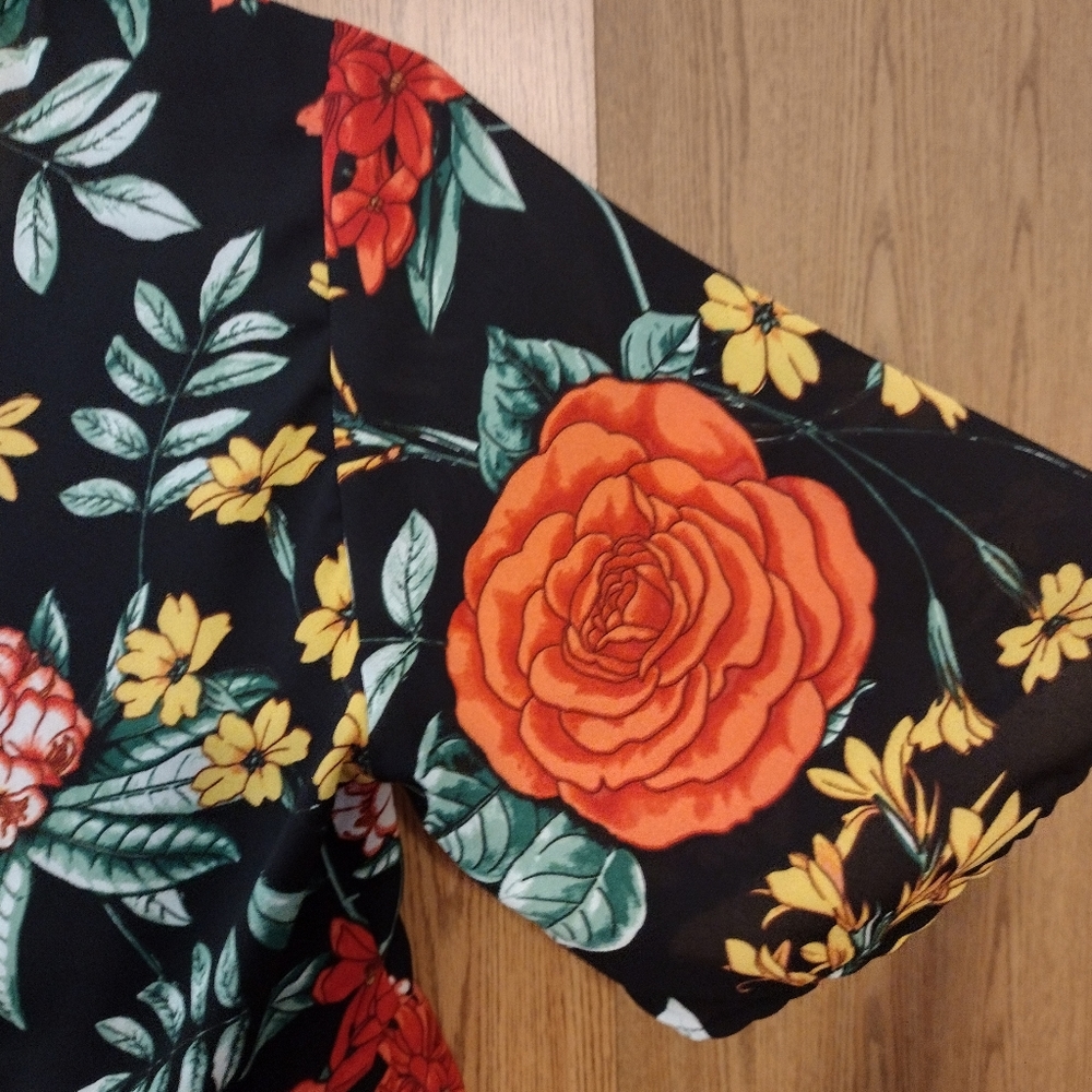 charlotte russe M 🖤 ♥️ Roses Bold V-neck Open back Midriff Bell Sleeve - Picture 7 of 11